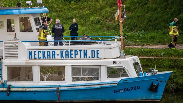 Kleinbrand: Feuerwehr löscht Brand auf Schiff in Stuttgart