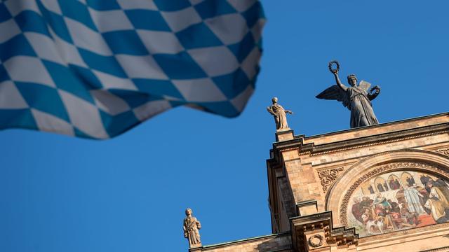 Umfrage zur Demokratie: Studie: Bayern mit Demokratie zufrieden, sehen aber Gefahren