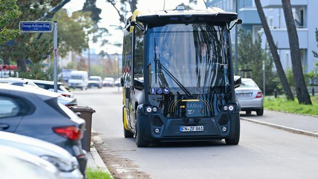 Verkehr: Testpassagiere fahren in autonomen Bussen in Mannheim mit