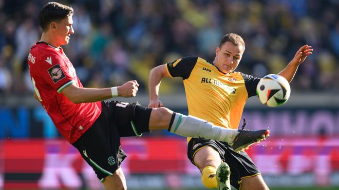 3. Fußball-Liga: Jakob Lemmer (right) could not get anything done against Tor von Lukas Wallner.