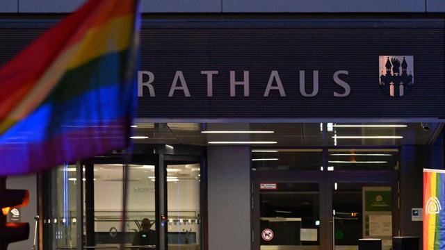 Fahnenklau: Schon wieder Regenbogenfahne in Neubrandenburg gestohlen