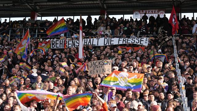 Fußball-Bundesliga: Debatte um Behrens: St. Paulis Göttlich nimmt DFB in Pflicht