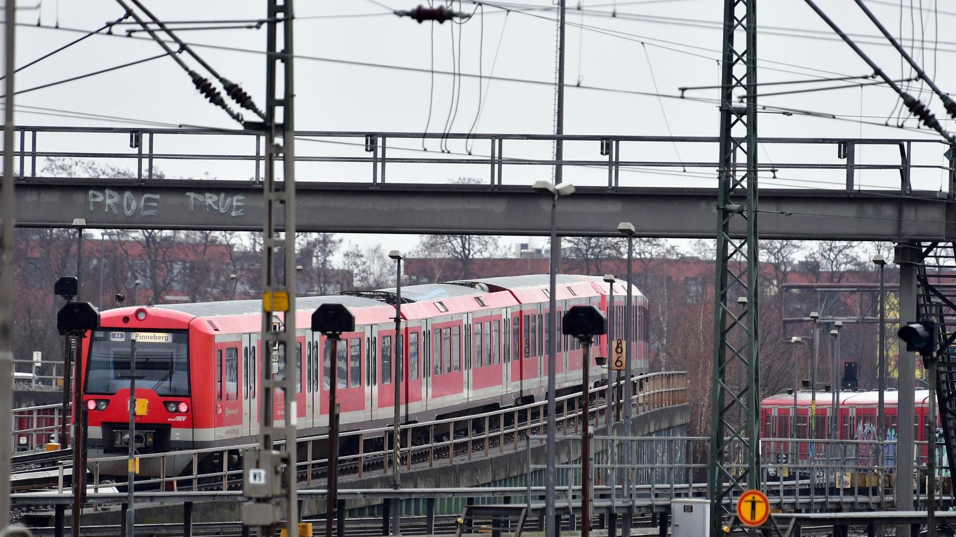 Kriminalität: Mann zeigt Hitlergruß in fahrender S-Bahn in Hamburg-Altona