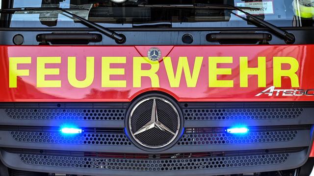 Mögliche Rauchgasvergiftung: Feuerwehr rettet Menschen mit Drehleiter aus brennendem Haus