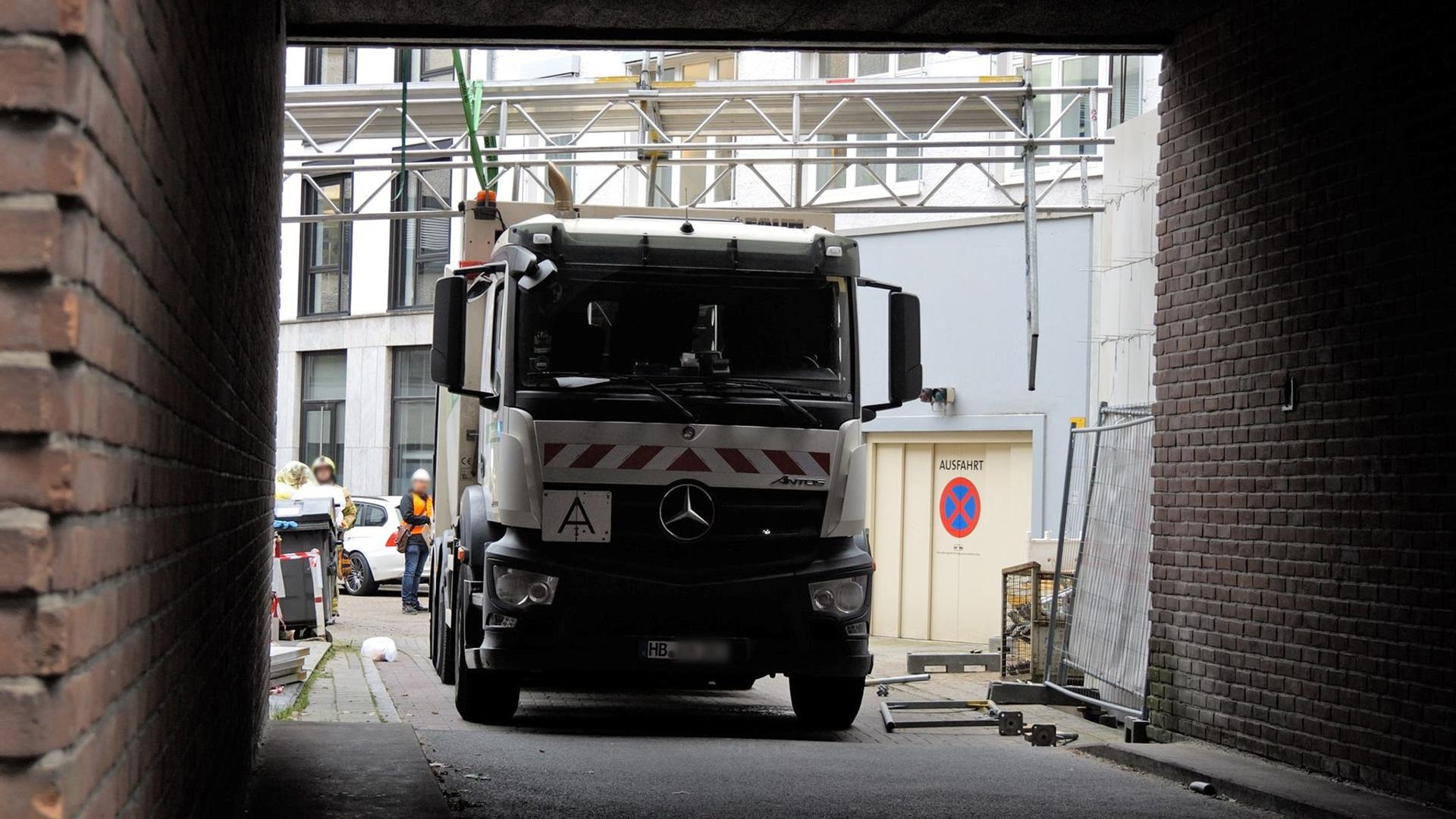 Baustelle in Bremen: Müllwagen fährt gegen Baugerüst - mindestens zwei Verletzte