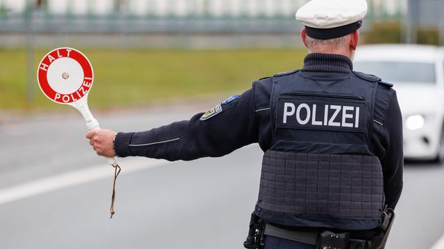 Grenze zu Österreich: Mutmaßlicher Schleuser flieht vor Polizei