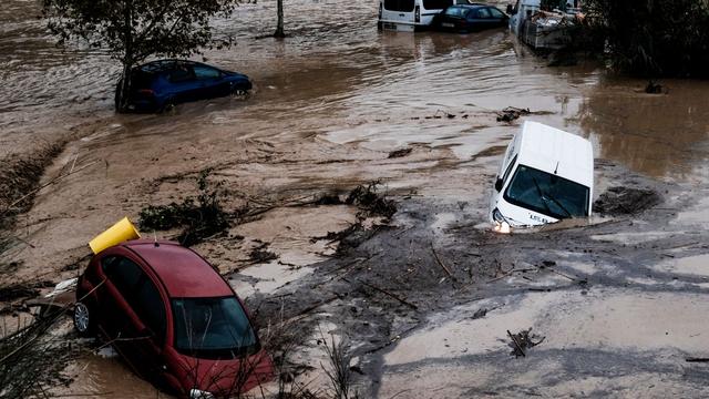 Heftige Unwetter: Weggespülte Autos und entgleister Schnellzug in Spanien