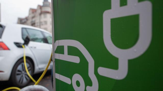 Zwei-Richtungs-Laden: E-Autos als Stromspeicher - Studie sieht hohes Sparpotenzial