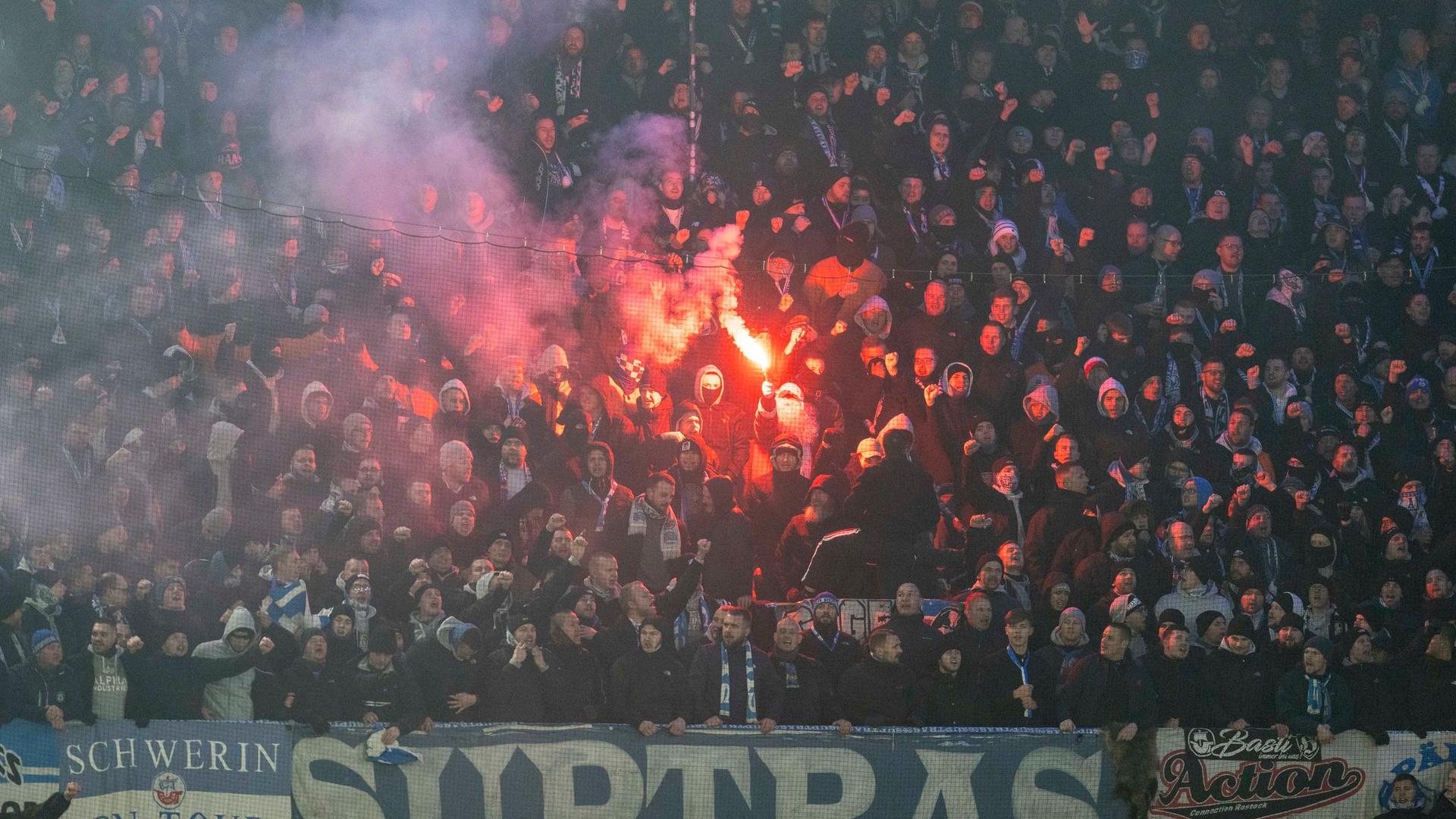 Ausschreitungen: Strafbefehl für Hansa-Rostock-Fan nach Krawall in Paderborn