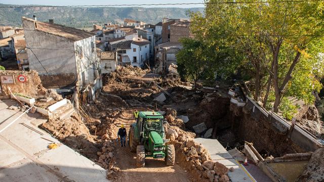 Katastrophe im Urlaubsparadies: Tödliche Flut: Spanien sucht nach Vermissten und Schuldigen