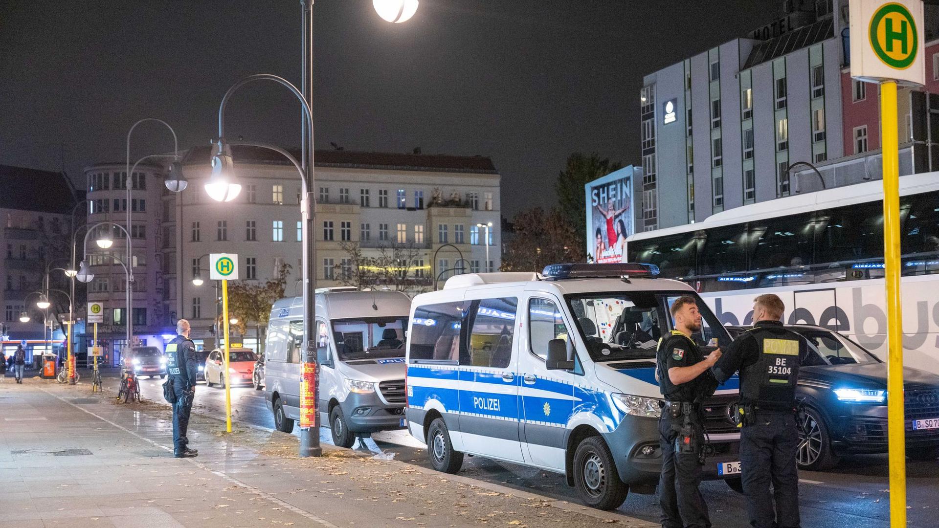 Ausschreitungen: Pyrotechnik und Barrikaden - Halloween in Berlin