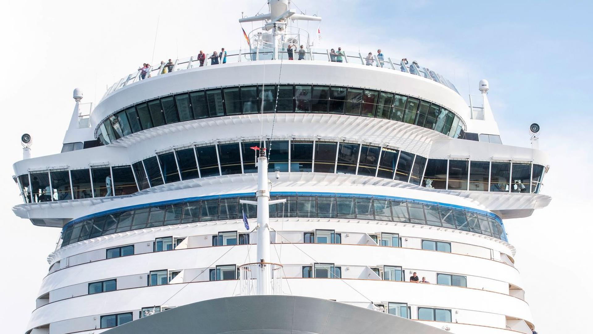 Hafen Rostock: Letztes Kreuzfahrtschiff der Saison legt am Hafen Rostock an