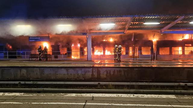 Bahn: Zug brennt in Berliner S-Bahnhof