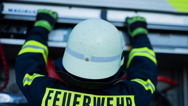 Ursache noch unklar: Über Drehleiter gerettet - zehn Verletzte bei Brand in Essen