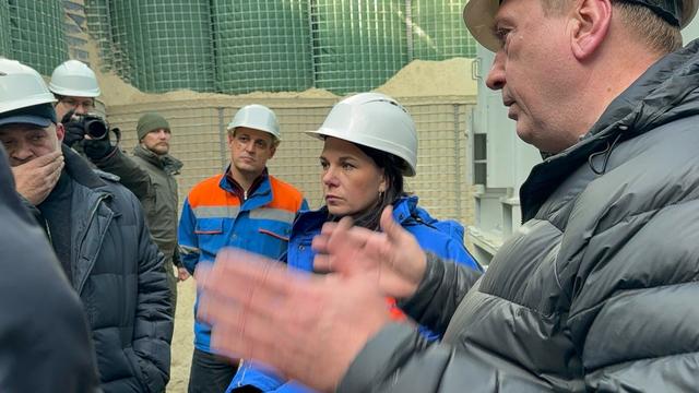 Ukraine-Krieg: Baerbock lässt sich Flugabwehr und Energieanlage zeigen