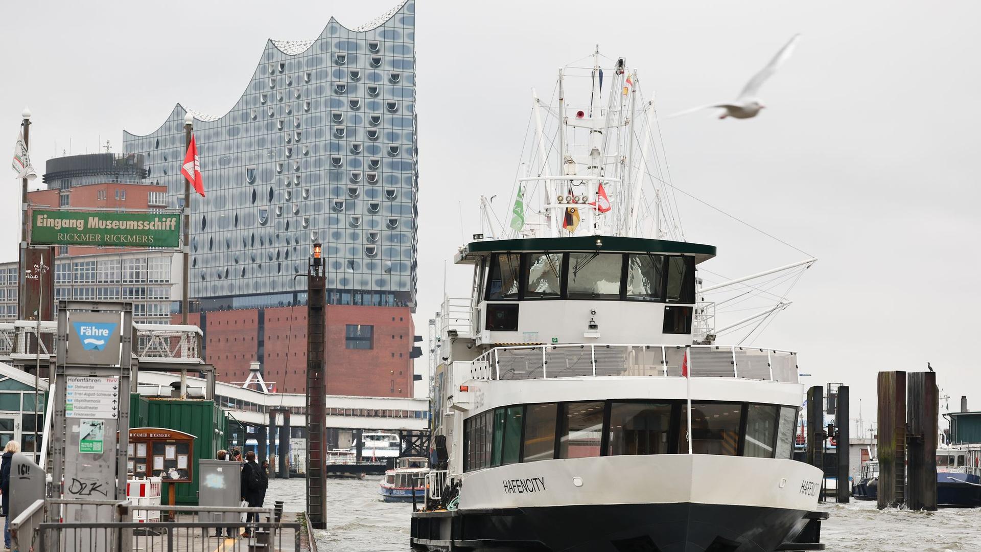 Hamburger Hafenfähren: Direkte Fährlinie nach Hamburg-Finkenwerder in Betrieb