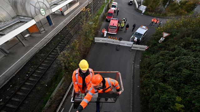 Zwischen Köln und Düsseldorf: Feuerwehr entdeckt Schäden an Brücke – Bahnverkehr betroffen