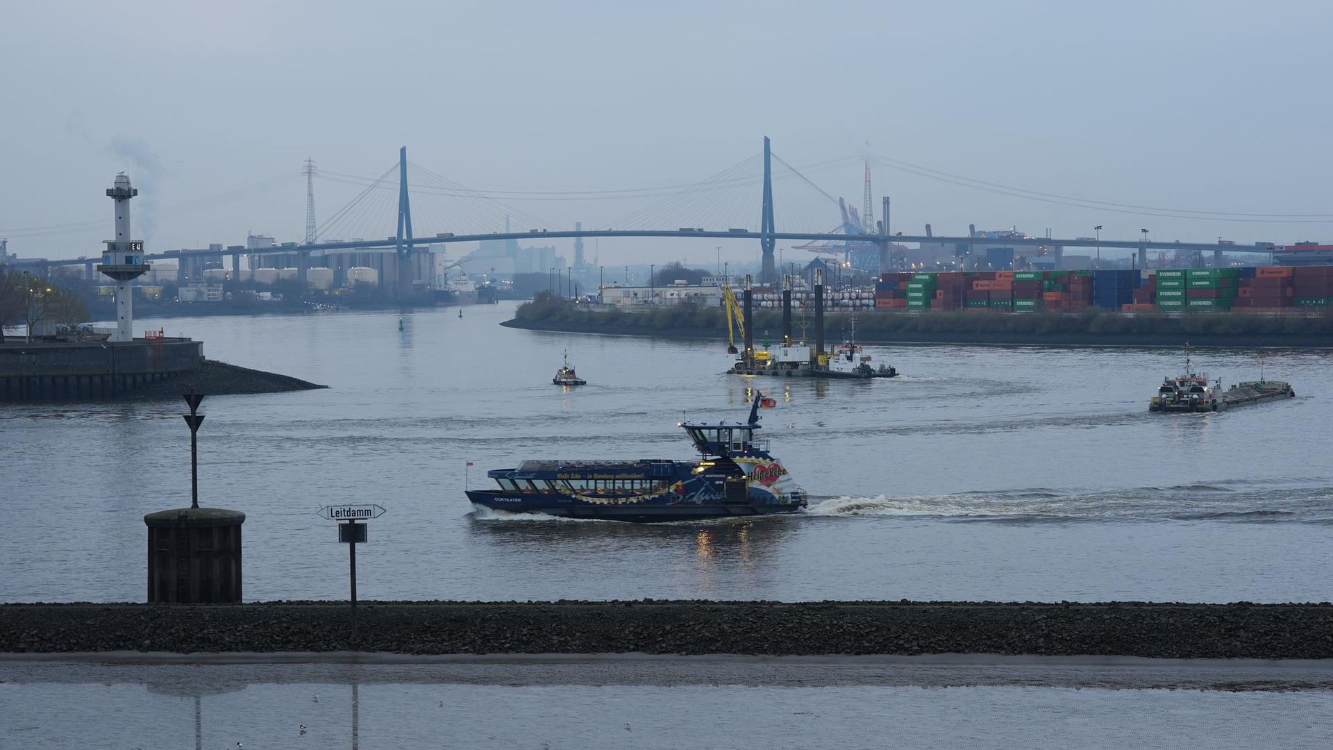 Hamburger Hafenfähren: Hadag nimmt direkte Fährverbindung nach Finkenwerder auf