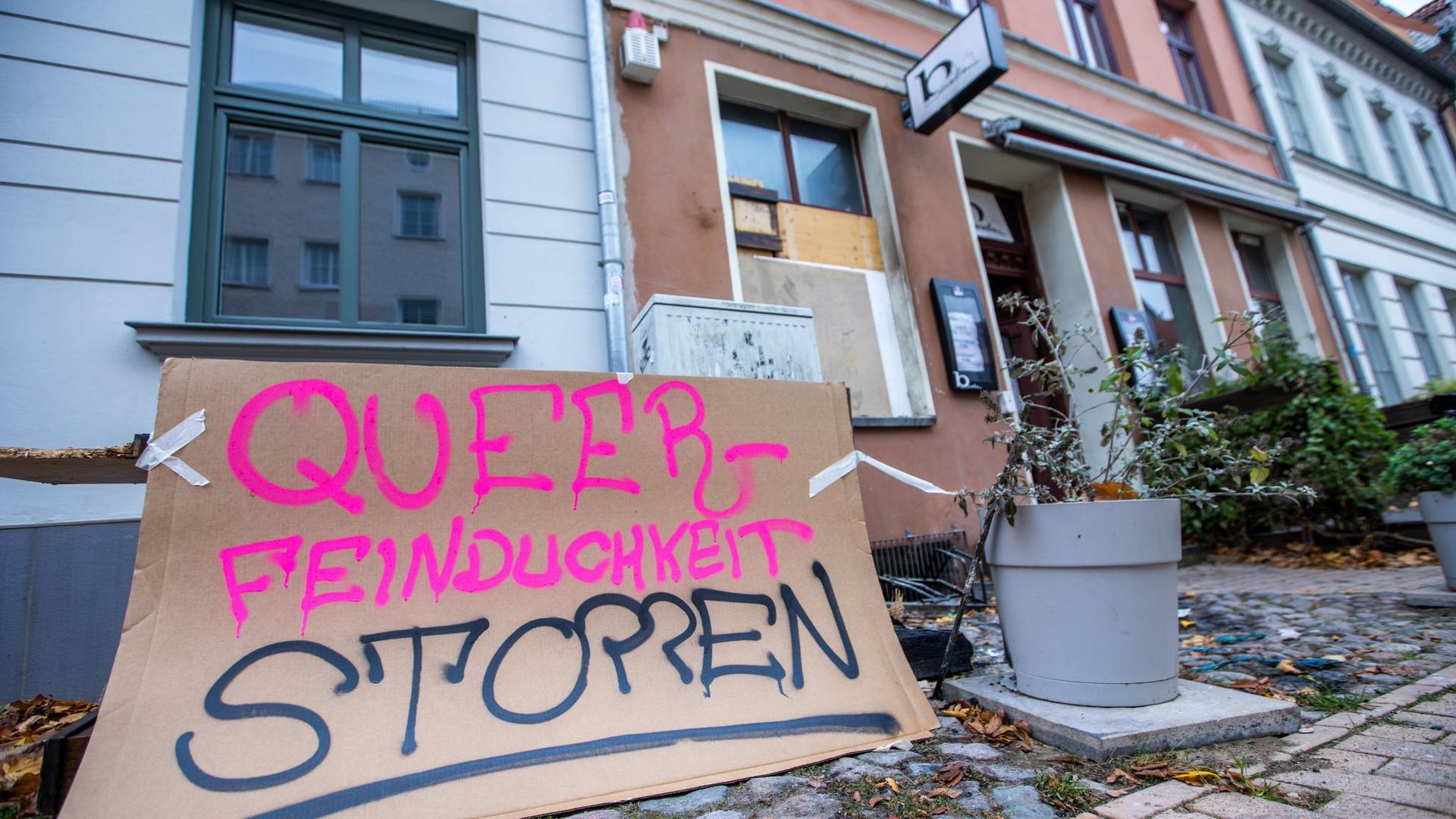 Rostock: Linke verurteilt «feigen Brandanschlag» auf Queer-Bar