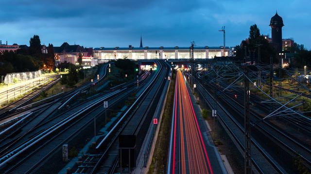 Kriminalität: Mit Messer und mutmaßlichen Drogen: Mann am Ostkreuz gefasst