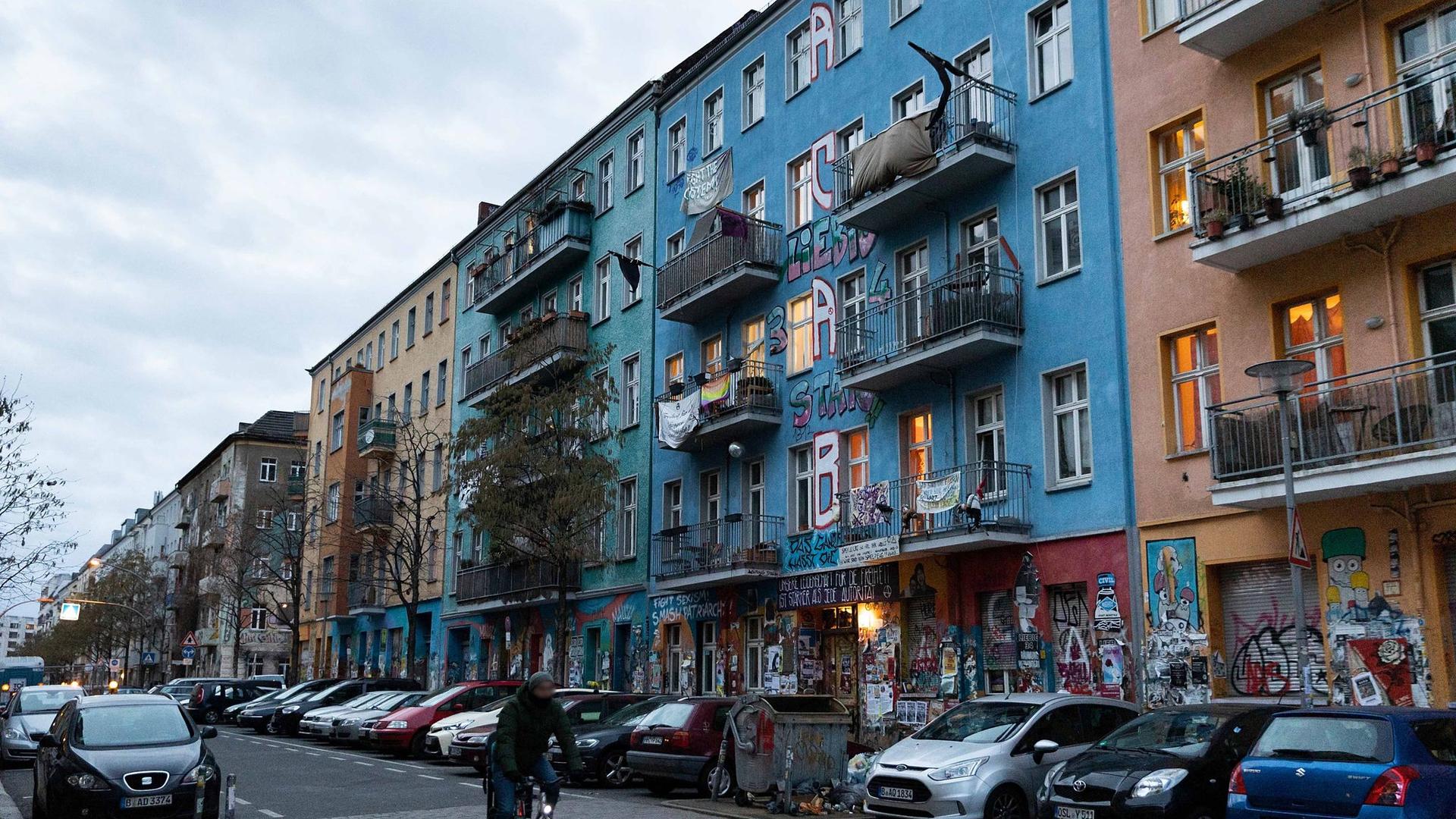 Berlin-Friedrichshain: Polizei in Rigaer Straße mit Feuerwerkskörpern angegriffen