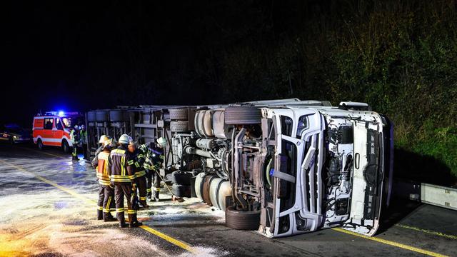 Unfall: Umgekippter Bierlaster auf der A45 - Fahrbahn gesperrt