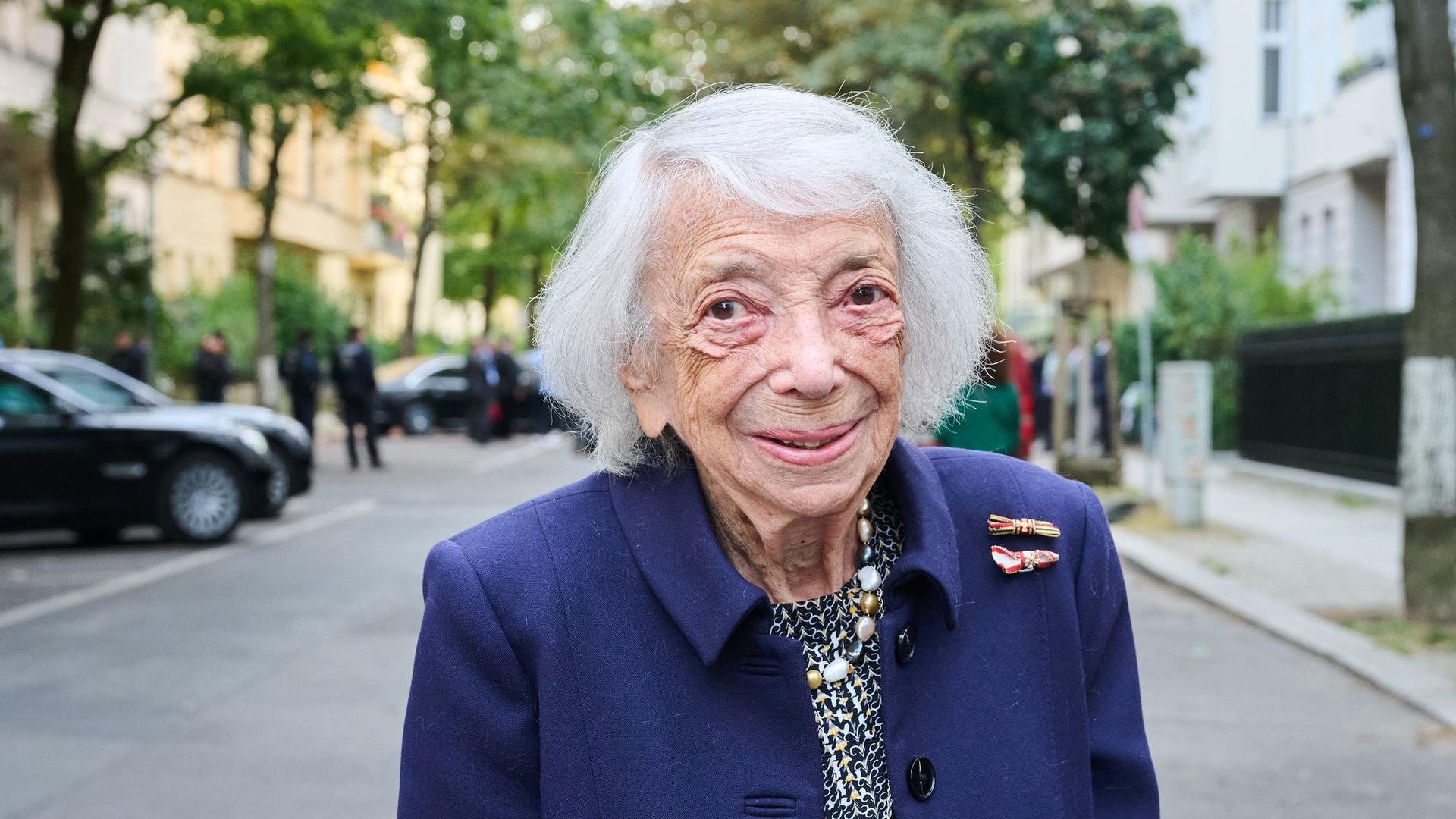 Berliner Ehrenbürgerin: Wegner gratuliert Margot Friedländer zum 103. Geburtstag