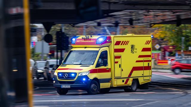 Zwei Autos und ein Lkw: Ein Schwerverletzter bei Unfall in Leipzig