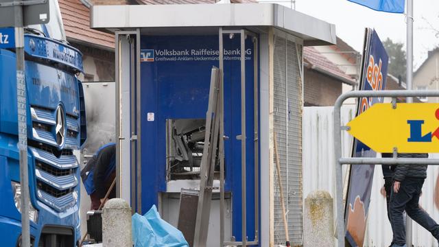 Kriminalität: Geldautomat in Gützkow gesprengt - Täter flüchtig