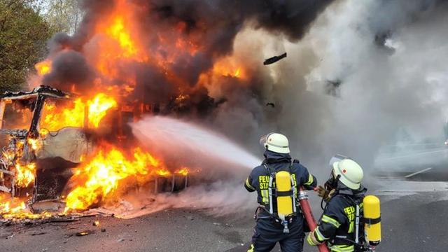 Feuerwehr: Riesige Rauchsäule - A2 nach Lkw-Brand gesperrt