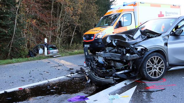 B308 fünf Stunden gesperrt: 87-Jähriger stirbt bei Unfall auf Bundesstraße im Allgäu