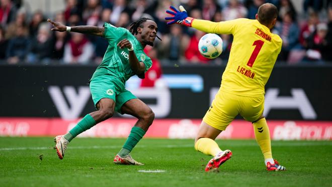 2. Fußball-Bundesliga: Futkeu schließt den Konter nicht gut ab.