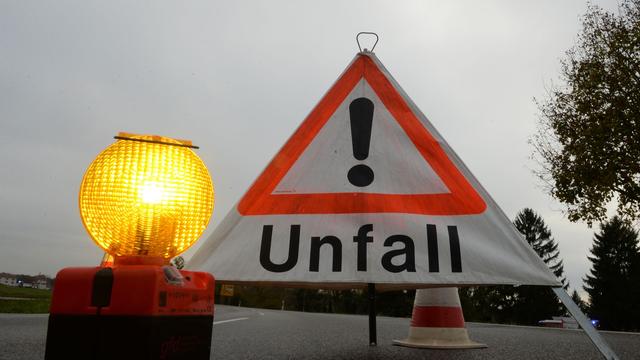 Unfall: Gefahrgut-Lkw umgekippt - Autobahn bei Bonn gesperrt