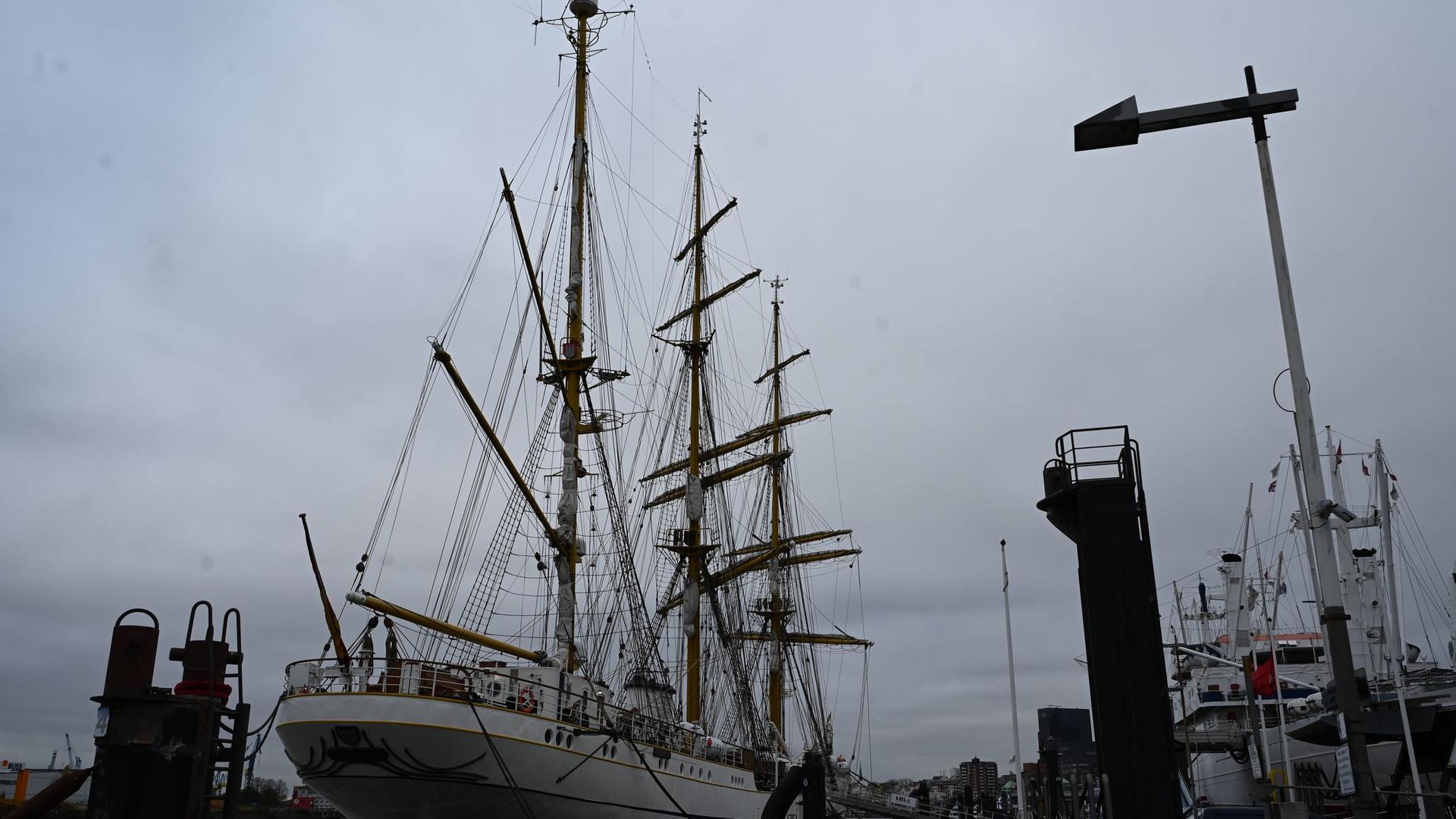 Segelschulschiff: «Gorch Fock» verlässt Hamburg – Tausende Besucher an Deck