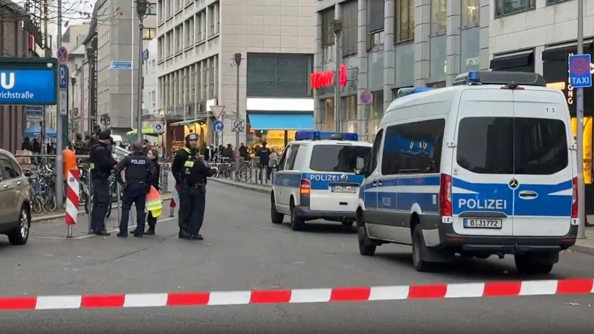 Berlin-Mitte: Polizeieinsatz in Berlin - «waffenähnlicher Gegenstand»?