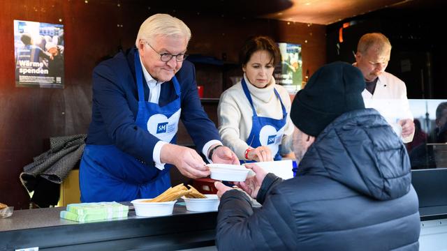 Hilfe für Wohnungslose: 30 Jahre Kältebus - Steinmeier verteilt Essen an Obdachlose