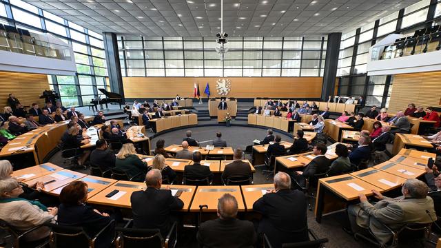 Parlament: Landtag beschäftigt sich mit Wohnen und Wirtschaft