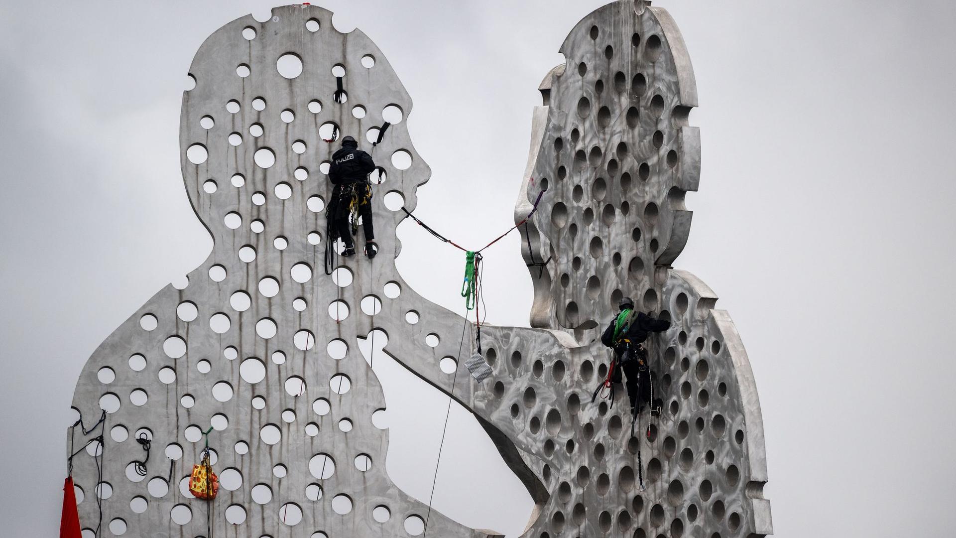 Protest gegen Krieg: Aktivisten besetzen Berliner «Molecule Man»