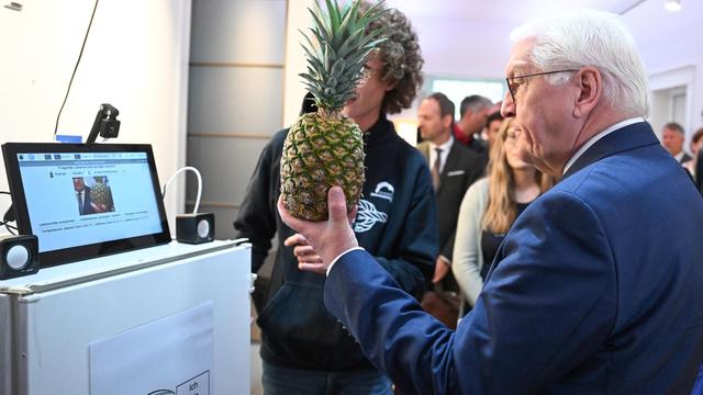 Künstliche Intelligenz: Bundespräsident testet intelligenten Kühlschrank mit Ananas