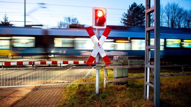 Unfall am Bahnübergang: Fahranfänger umfährt Halbschranke - Kollision mit Zug