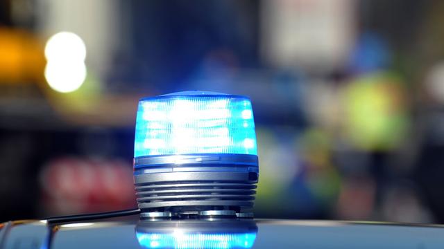 Polizei ermittelt gegen Mann: Auto kracht gegen Strommast - Fahrer wird schwer verletzt