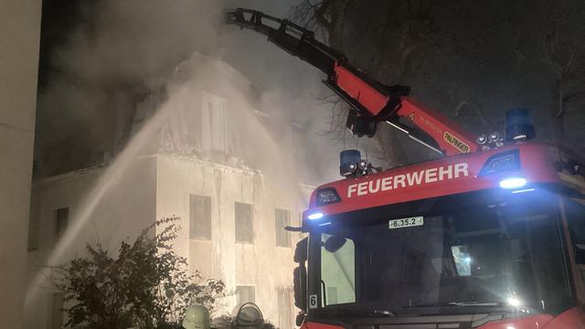 Brandherd unter Kupferdach: Dachstuhl brennt in München - schwierige Löscharbeiten