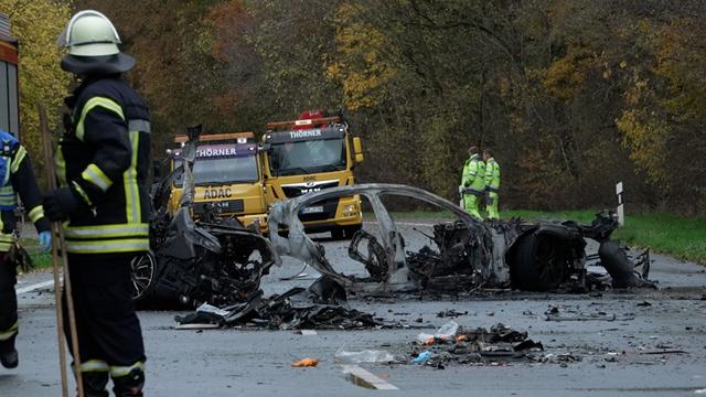 Auto im Gegenverkehr: Unfall mit sechs Toten: Ursache weiter unklar