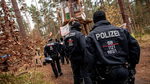 Kampfmittel-Suche geplant: Polizei setzt Einsatz im Tesla-Protestcamp im Wald fort