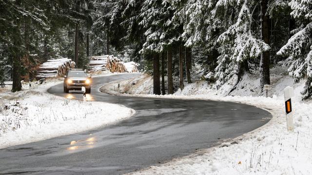 Wetter: Schnee und Regen sorgen für Glätte in Hessen