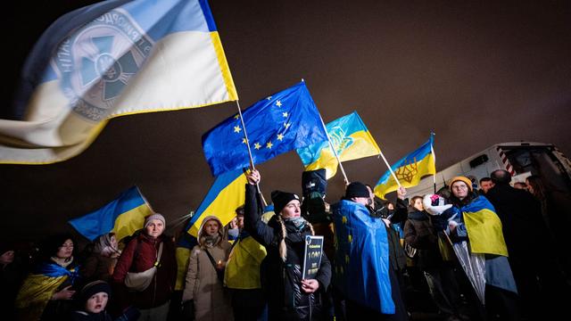 1000 Tage Krieg: Solidarität für Ukraine: Demo mit zerschossenem Krankenwagen