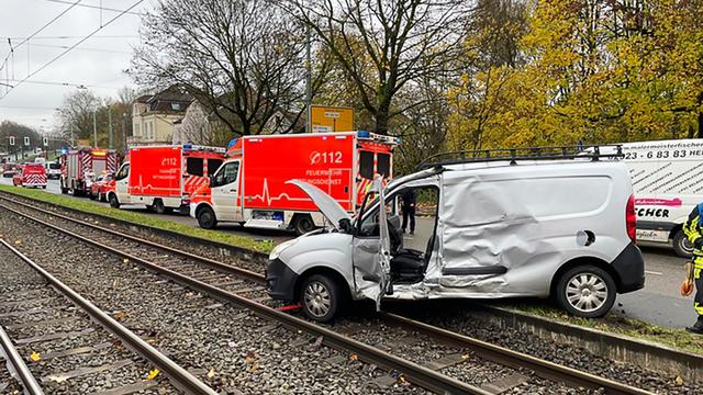 Unfall: Auto kracht in Straßenbahn und kommt im Gleisbett zum Stehen