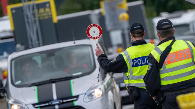 Umfrage: Inzwischen gibt es stationäre Grenzkontrollen an allen deutschen Landesgrenzen. 25 Prozent der Teilnehmer der Befragung gaben an, nicht funktionierender Grenzschutz treibe sie mehr um als alles andere. (Archivfoto)