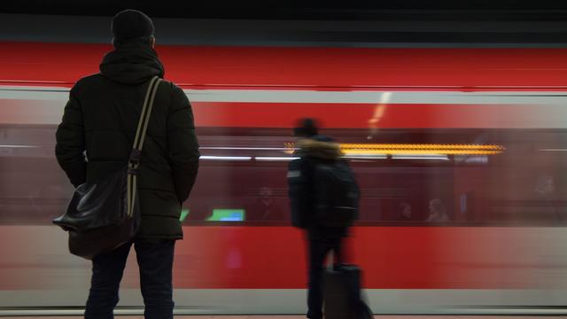 Kriminalität: Mann schlägt S-Bahn-Fahrer ins Gesicht