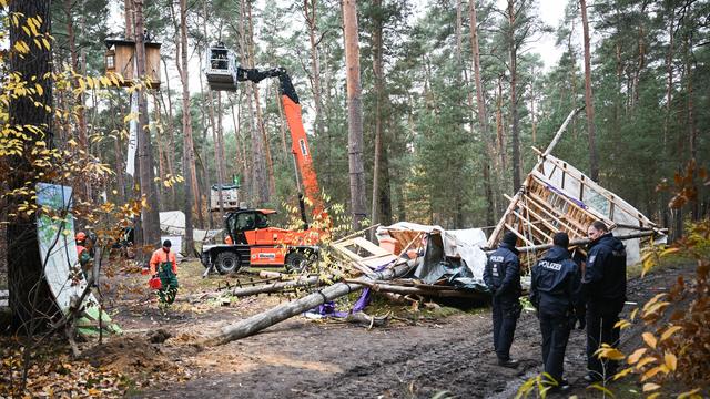 Protest gegen Autofabrik: Polizei lässt Reste des Tesla-Protestcamps entsorgen